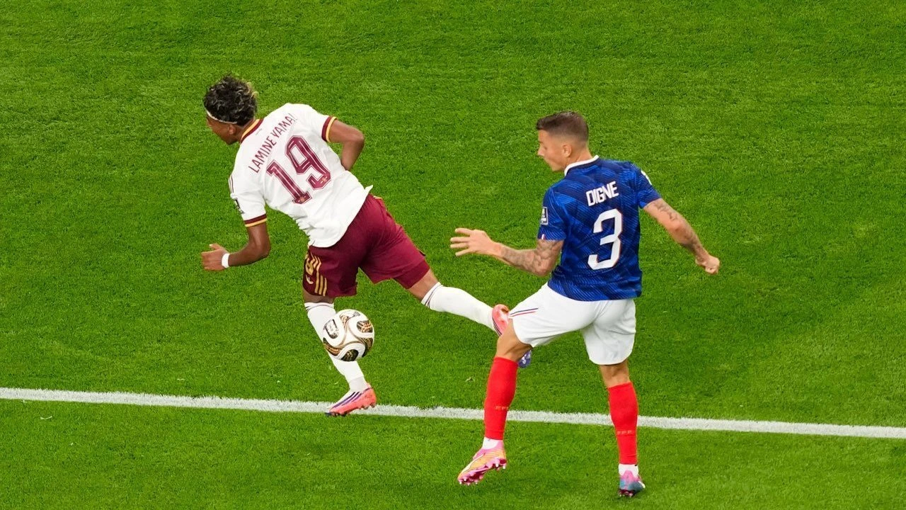 Duel Sengit Lamine Yamal dan Lucas Digne di Area Terlarang